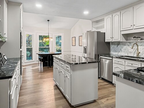 Fort Benning Spacious Pool Home PS5 BBQ Fireplace & More! Sleeps 14+