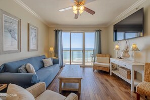 Appart'hôtel, plusieurs lits, balcon, vue océan (Calypso Resort 606e) | Coin séjour