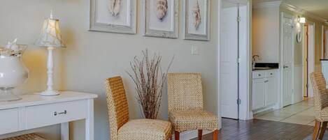 Appart'hôtel, plusieurs lits, balcon, vue océan (Calypso Resort 606e) | Intérieur