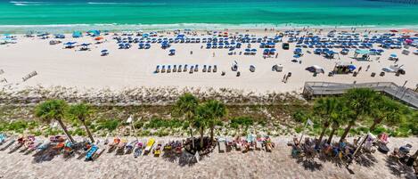 Una spiaggia nelle vicinanze
