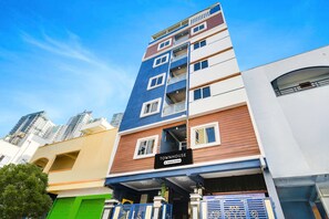A multi-story building with a sign reading 'TOWNHOUSE.' - Super Townhouse Hitech City Near Yashoda Hospital (Hyderabad)