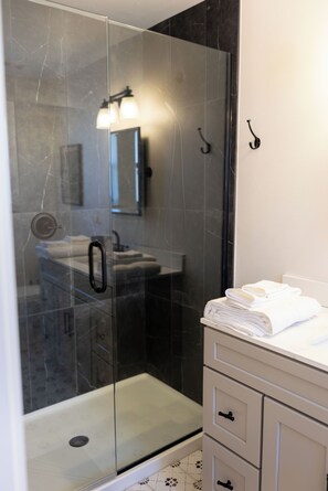 Dusche, Haartrockner, Handtücher, Seife