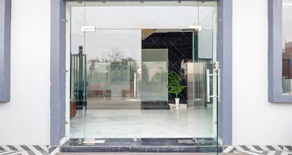 Deluxe Super Townhouse by OYO GT Road