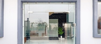 Deluxe Super Townhouse by OYO GT Road