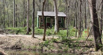 Tiny "Topiary" cabin in the forest
