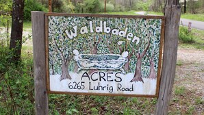 Ein Schild mit dem Namen 'Waldbaden Acres' und der Adresse '6265 Luhrig Road'.
