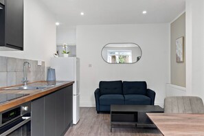 Fridge, microwave, oven, stovetop - Cosy 2 Bed-5 Guests-garden-parking&wifi (London)
