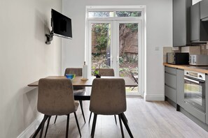 Fridge, microwave, oven, stovetop - Cosy 2 Bed-5 Guests-garden-parking&wifi (London)