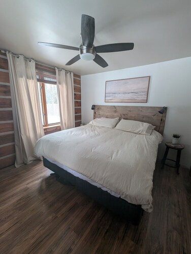 Gorgeous and Spacious 5BR Log Home in Little Current on Manitoulin Island