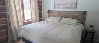 Gorgeous and Spacious 5BR Log Home in Little Current on Manitoulin Island