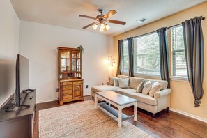 Living area - Walk-In Park Access, 3 Queen Beds, Gated Neighborhood, Extended Stays Preferred (San Antonio)