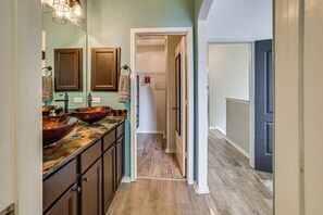 Interior - Walk-In Park Access, 3 Queen Beds, Gated Neighborhood, Extended Stays Preferred (San Antonio)