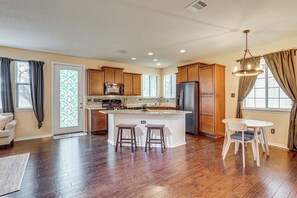 Interior - Walk-In Park Access, 3 Queen Beds, Gated Neighborhood, Extended Stays Preferred (San Antonio)