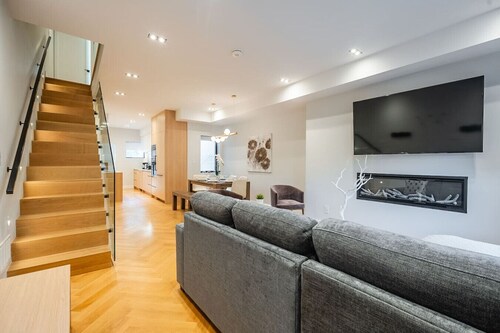 Beautifully Designed 4BR House - Sleeps 8!