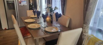 Villa Sleeps 8 With Pool and Parking