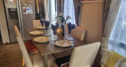 Villa Sleeps 8 With Pool and Parking