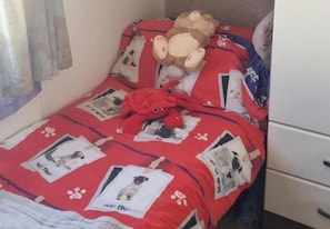 3 bedrooms, iron/ironing board, WiFi (free), bed sheets