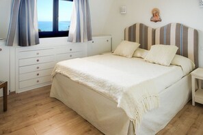 Iron/ironing board, travel cot, free WiFi, bed sheets - Nestled in the wild and romantic heart of the Parco Naturale del Monte Conero, this exclusive 250 sqm luxury villa is far more than a holiday home: it is a private retreat where nature, comfort, and beauty come together to create an unforgettable experie (Sirolo)