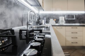 Fridge, microwave, oven, stovetop - Nestled in the wild and romantic heart of the Parco Naturale del Monte Conero, this exclusive 250 sqm luxury villa is far more than a holiday home: it is a private retreat where nature, comfort, and beauty come together to create an unforgettable experie (Sirolo)