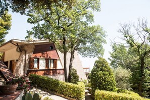 Exterior - Nestled in the wild and romantic heart of the Parco Naturale del Monte Conero, this exclusive 250 sqm luxury villa is far more than a holiday home: it is a private retreat where nature, comfort, and beauty come together to create an unforgettable experie (Sirolo)