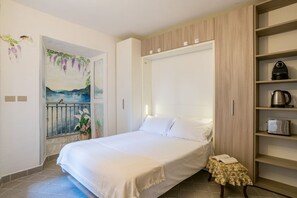 1 bedroom, iron/ironing board - Cozy studio apartment of approximately 30 square meters, perfect for two people, located on the ground floor of a building (accessible via a few steps).The property is located in Argegno, a charming village on the western shore of Lake Como, in a well-se (Argegno)