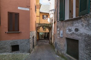 Exterior - Cozy studio apartment of approximately 30 square meters, perfect for two people, located on the ground floor of a building (accessible via a few steps).The property is located in Argegno, a charming village on the western shore of Lake Como, in a well-se (Argegno)