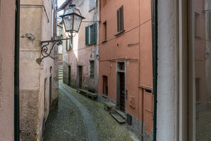 Interior - Cozy studio apartment of approximately 30 square meters, perfect for two people, located on the ground floor of a building (accessible via a few steps).The property is located in Argegno, a charming village on the western shore of Lake Como, in a well-se (Argegno)