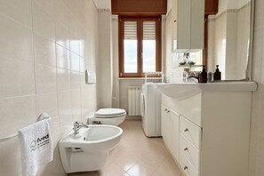 Shower, bidet, towels - SE244 - Senigallia, large four-room apartment  (Senigallia)