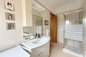 Shower, bidet, towels - SE244 - Senigallia, large four-room apartment  (Senigallia)