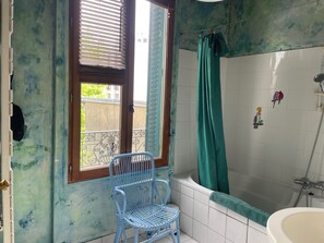 Hair dryer, towels, soap, toilet paper - Large house with garden 2 steps from the metro. (Romainville)