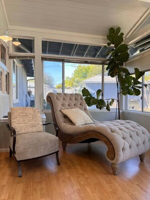 A room with a bed, a chair, and a large plant. - Gorgeous Villa 10 Mins to Disney (Santa Ana)