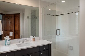Dusche, Whirlpool, Haartrockner, Handtücher