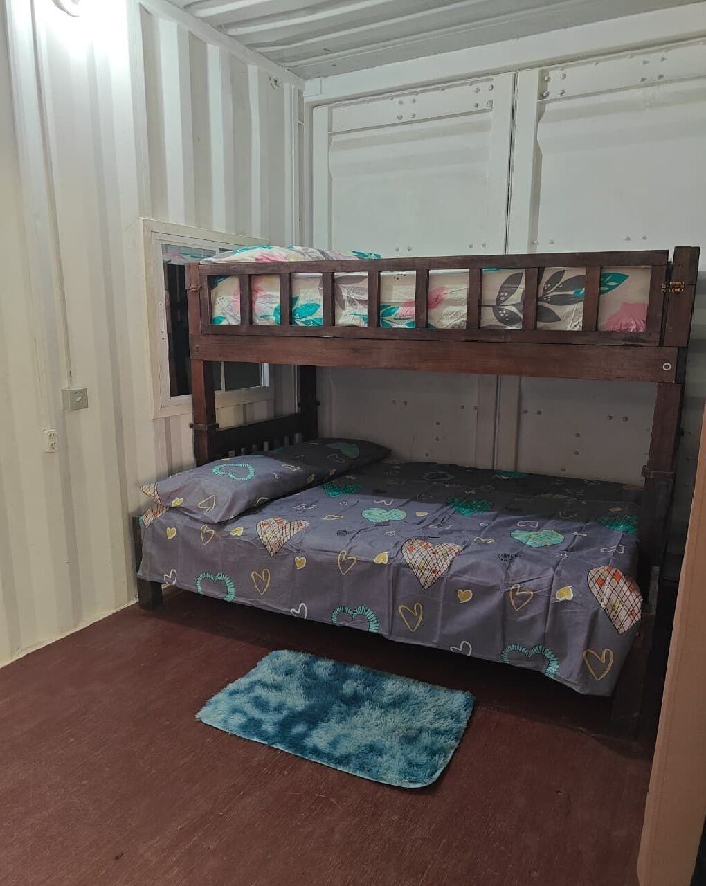 Een stapelbed met een onderbed en een matras met een hartmotief.