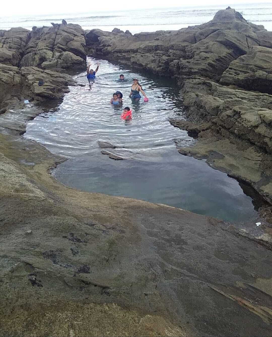 Una costa rocosa con agua.