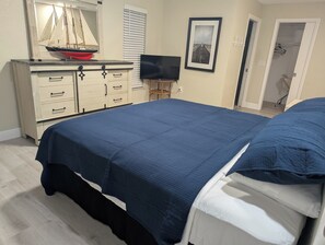 3 bedrooms, WiFi, bed sheets - Treasure Island Beach Waterfront Pool and Dock Home (Treasure Island)