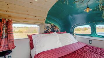 1 bedroom, desk, WiFi, bed sheets