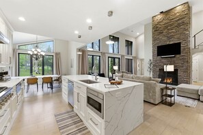 Private kitchen - Indoor Park, 55 acres, Pickleball, Walking Trails! (Franklin No. 1 Township)