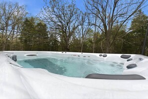 Ein Whirlpool, umgeben von Bäumen.