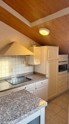 Private kitchen - T3 apartment with garage (Saint-Florent)