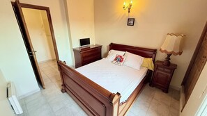 Room - T3 apartment with garage (Saint-Florent)