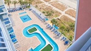 Un resort con piscina, playa y vista al océano.