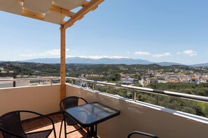 Outdoor dining - Seaside Luxury Villa 1 Min to Almyrida Beach (Almirida)