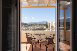 Outdoor dining - Seaside Luxury Villa 1 Min to Almyrida Beach (Almirida)