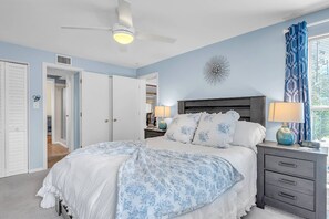 3 bedrooms, iron/ironing board, free WiFi, bed sheets - 5 min. to Beach! Quiet Area! Private Backyard! (Largo)