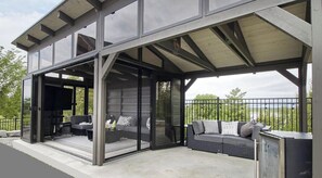 Terrace/patio - Cozy Luxury Cottage for Rent on a semi-island!! Pet Friendly! Don’t Miss it! (Kawartha Lakes)