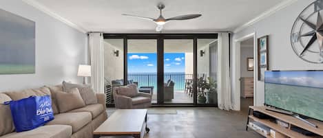 Condo, varias camas, balcón, vista al océano (Watercrest 1106) | Área de sala de estar
