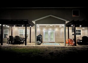 Outdoor dining - Goodman's Castaway Retreat (Swansboro)