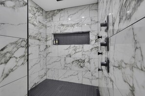 Shower, towels - 2.5-Acre Compound: 8BR/6BA w/ Pool & Pickleball (Naples)