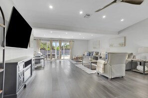 Smart TV - 2.5-Acre Compound: 8BR/6BA w/ Pool & Pickleball (Naples)