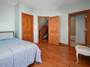 Room - Huge Downtown Home, Sleeps 12+, Just Steps From Boardwalk, Perfect for Groups (Ocean City)